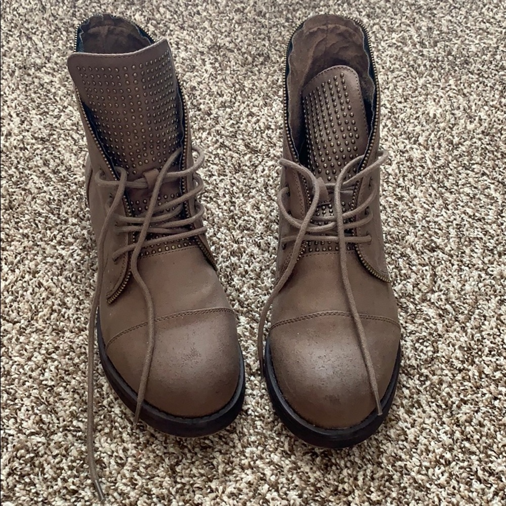 Maurice’s boots